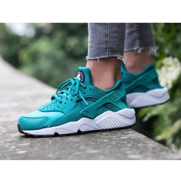 teal athletic shoes